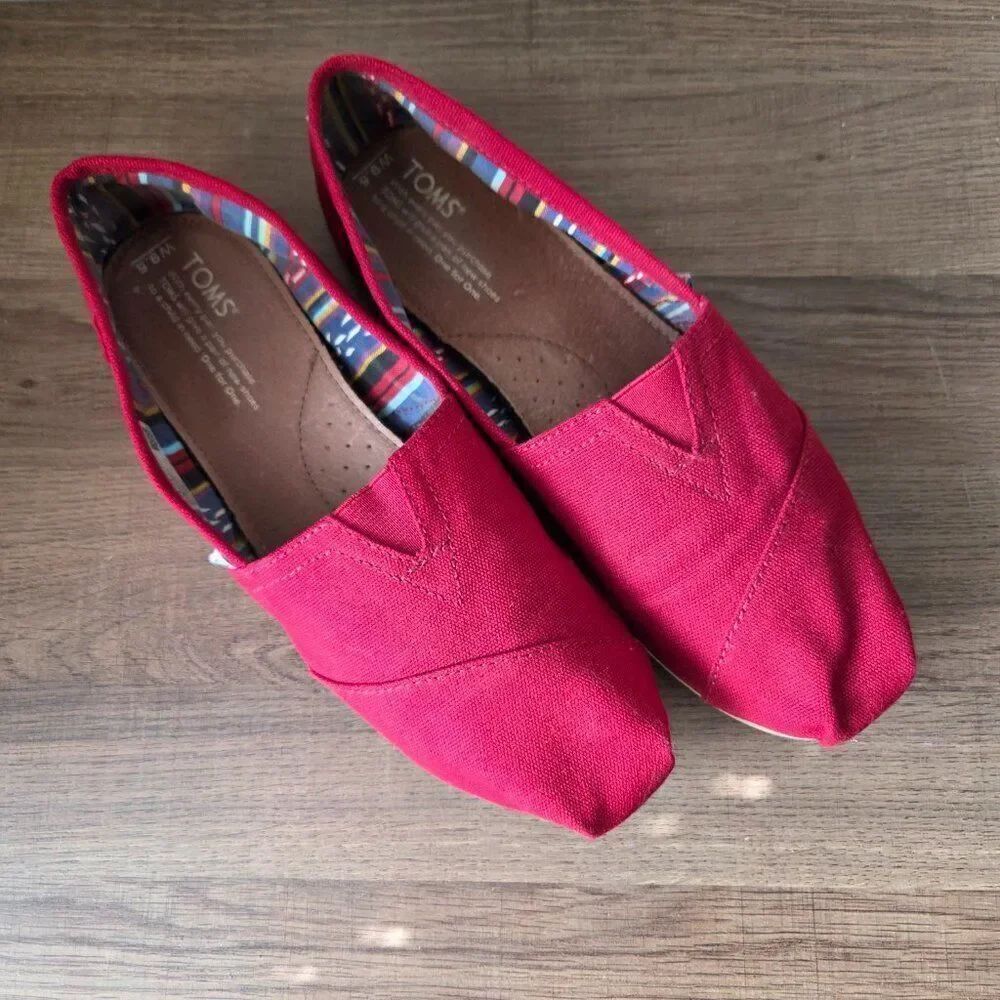 NEVER WORN TOMS RED FABRIC UPPER SLIP ON FLATS SIZE 9.5 WOMENS